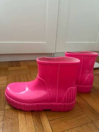 UGG резиновые, внутри стелька из овчины, 36 размер, состояние супер, 3000 Дина