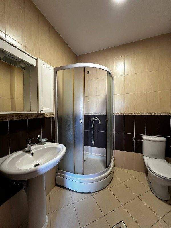 Сдаётся квартира с 2 спальнями, кабинетом и гаражом в Бечичи — фото 1 из 8