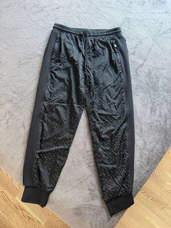Мужской костюм Boss, оригинал (кофта+штаны), 120€, самовывоз Подгорица — фото 1 из 2