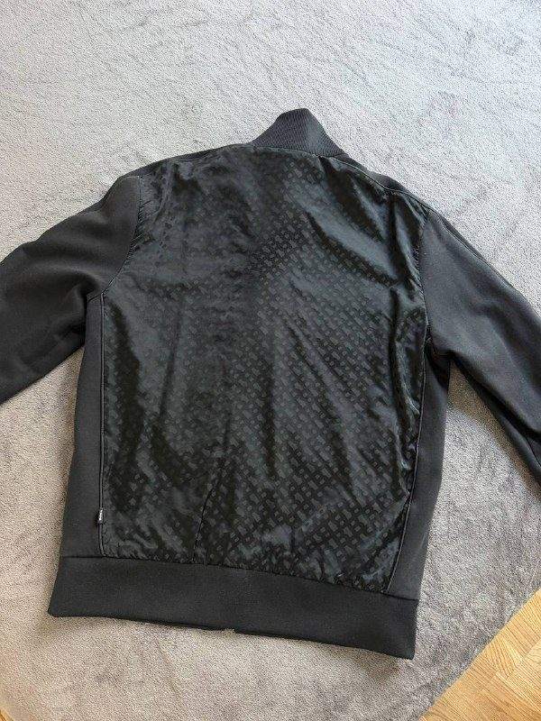 Мужской костюм Boss, оригинал (кофта+штаны), 120€, самовывоз Подгорица — фото 2 из 2