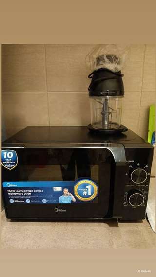 Продаю надежную и компактную микроволновую печь Midea в элегантном черном корп