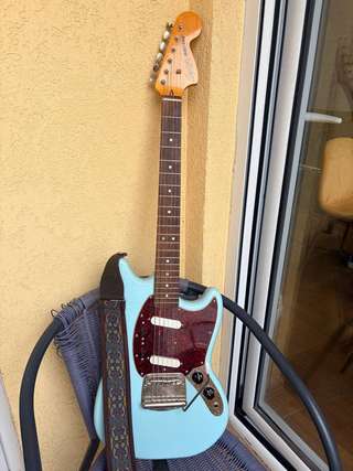 Продам электрогитару Squier Mustang 60s Classic Vibe, топовая линейка Squier