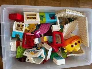 Lego Duplo — 60 € · Lego Duplo смесь из разных наборов (7 кг примерно) + ПАНЕЛ