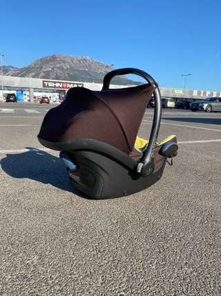 Автолюлька Maxi-Cozy с вкладышем для новорожденного