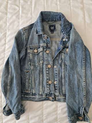 1. Джинсовая куртка GAP, куплена в Праге, оригинал. Размер 8 лет. Цена 20€ оде