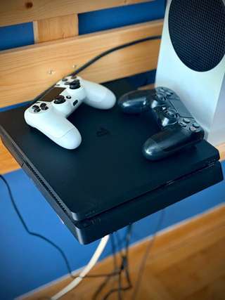 Продам PlayStation 4 Slim с двумя геймпадами, регулярно обслужена, цена 140 ев