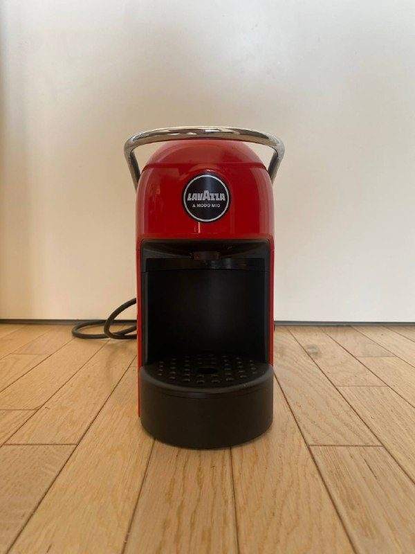 Капсульную кофемашину Lavazza A Modo Mio, красно-чёрного цвета с хромированной — фото 2 из 2