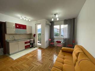 🏠 Квартира с 1 спальней · Будва, Подкошлюн · €500 / мес