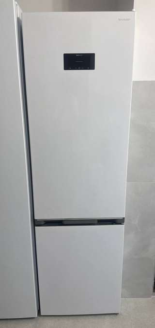 Сутоморе, · 1. Холодильник Sharp 250€