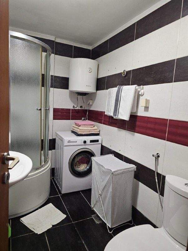 Сдаётся на год просторная квартира с 3 отдельными спальнями в центре Будвы — фото 1 из 8