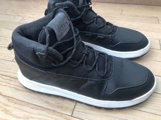 Продам демисезонные кроссовки Adidas