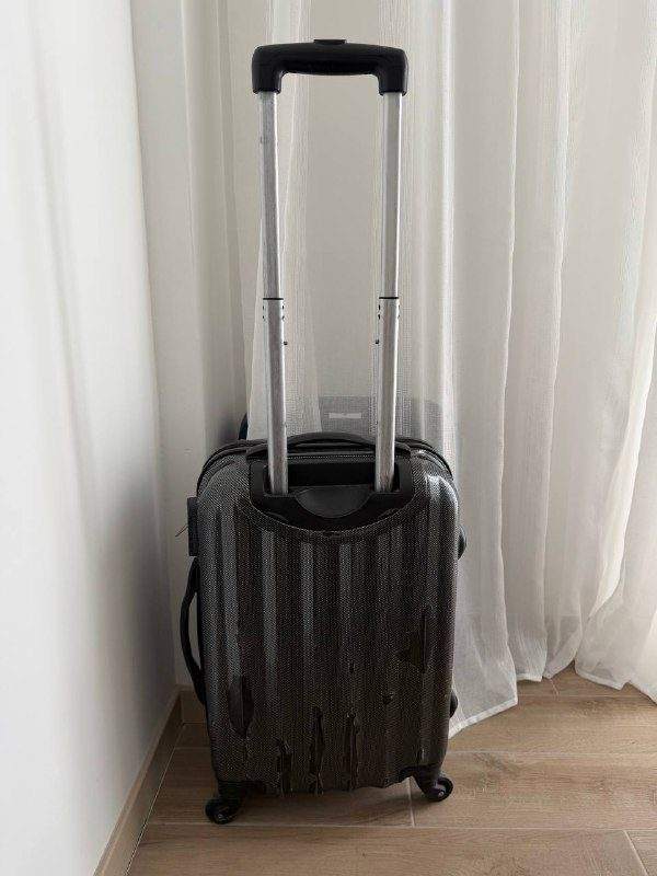 Продается чемодан б/у, cabin size 55x35x20, Тиват, цена 15€ — фото 1 из 10