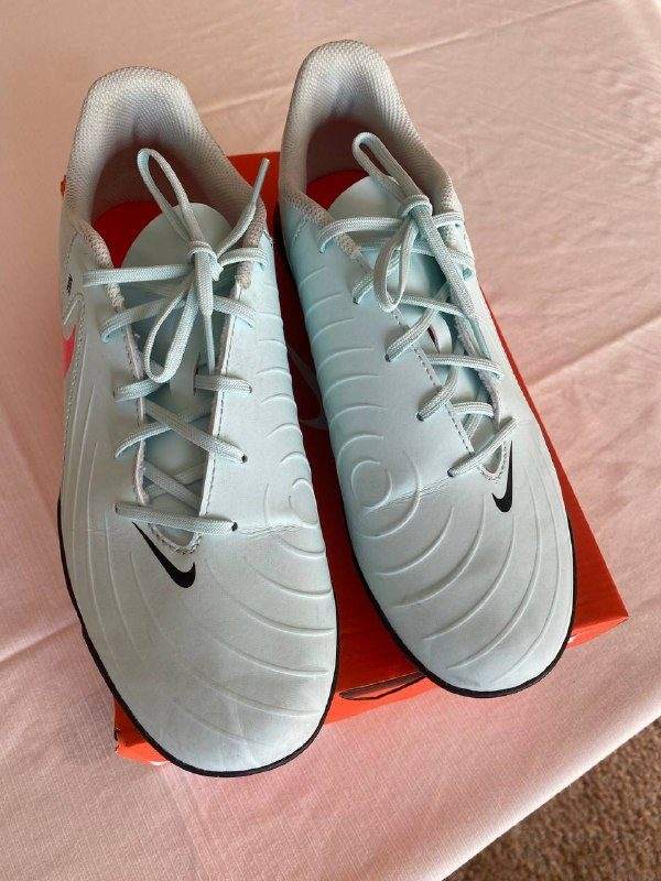Продам бутсы сороконожки Nike Phantom GX, размер 42, б/у, один выход на поле — фото 1 из 10