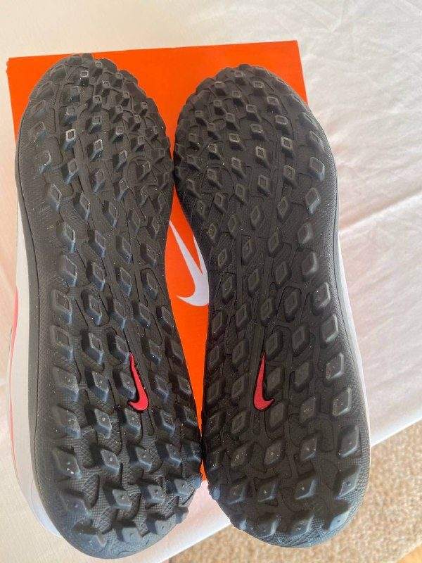 Продам бутсы сороконожки Nike Phantom GX, размер 42, б/у, один выход на поле — фото 2 из 10