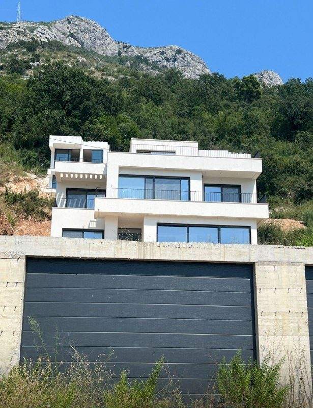 Продам современную 4-комнатную виллу с бассейном и видом на море за 890 000 ев — фото 7 из 10