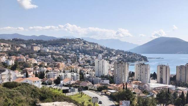 Студия 28 м2 + балкон 4 м2, новый ремонт, шикарный вид на залив — фото 1 из 9