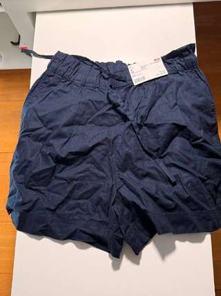 шорты uniqlo с биркой (купила давно и таскаю за собой)