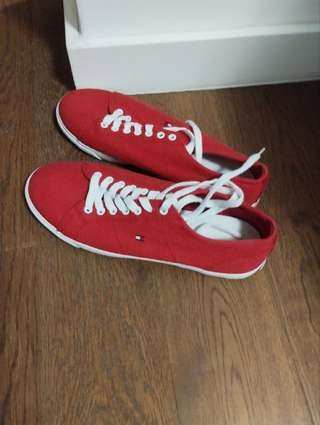 Продам летние туфли Tommy Hilfiger 41 размер,не ношены.Цена 1400 динар.Встреча