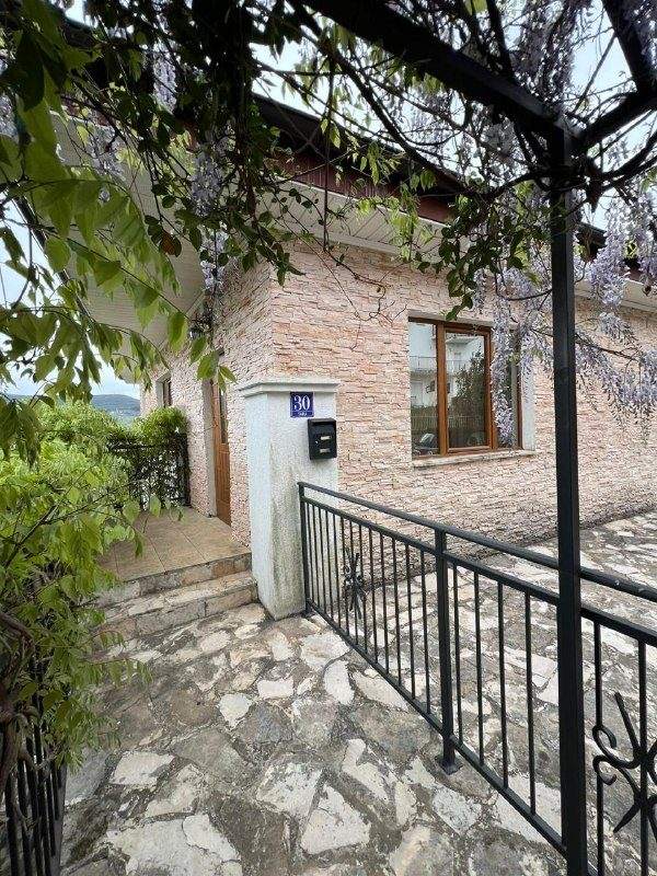 🏡 Вилла с 3 спальнями · Херцег-Нови · €2 500 / мес — фото 1 из 10