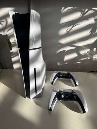 PS5 Slim 1TB Disc + 2 dualsense