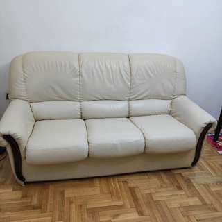 Продам кожаный диван в хорошем состоянии со спальным местом 140*200, фирма Sim
