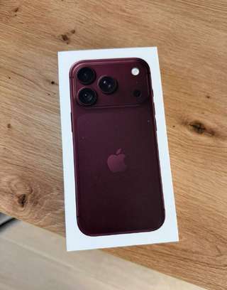 Нераспакованный iPhone 18 Pro, бордовый, 256 ГБ. 1600€, Белград