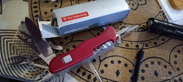 Легендарный нож - мультитул Victorinox, винтажная модель 0,9064, такая уже не — фото 2 из 3