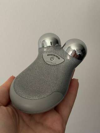 Микротоковый аппарат для лица NuFace Mini в лимитированном серебряном цвете с