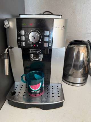 Техника: · • Кофемашина Delonghi