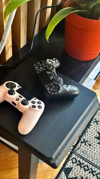 PlayStation 4 и два контролера в чехлах!
