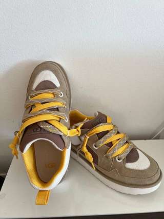 Кроссовки UGG, оригинал, 44 размер, 13000 дин, небольшой торг