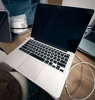 MacBook Pro 2015, в рабочем состоянии, аккумулятор держит недолго, в комплекте
