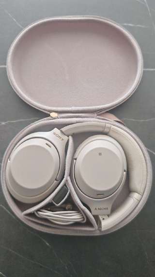 Продаю оригинальные tws наушники с шумоподавлением Sony wh-1000xm3 бежевые