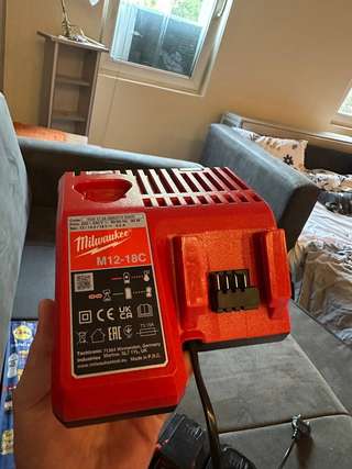 • Milwaukee зарядка для батарей M12-18C