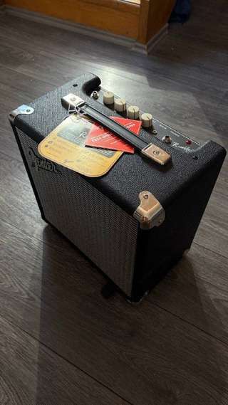 Продам комбик для бас гитары Fender Rumbler 15