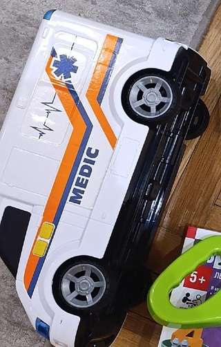 Большая машина скорой помощи MEDIC (30x20x20 см). В хорошем состоянии