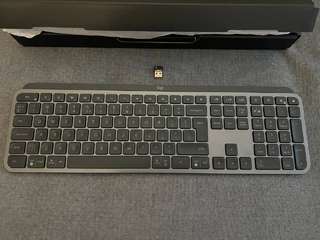 Продам клавиатуру Logitech mx keys в отличном состоянии, с упаковкой