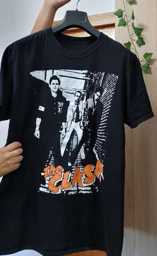 1. Футболка с группой The Clash