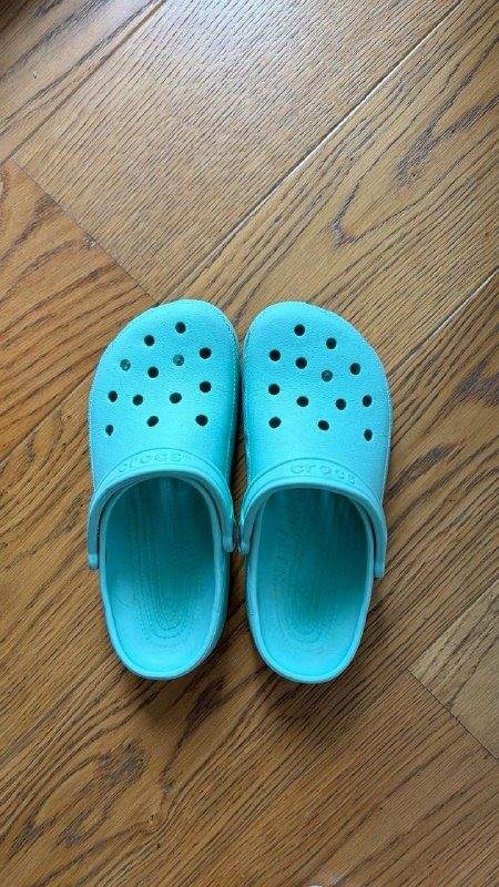 Тапки Crocs · мятного цвета, размер M7W9 / 39-40EU — фото 1 из 2