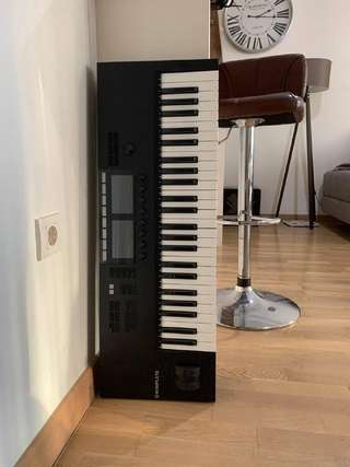 Продам MIDI Клавиатуру KOMPLETE KONTROL S49 MK2 с трансфером лицензии и провод
