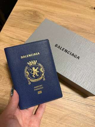 MEN'S PASSPORT HOLDER IN PASSPORT BLUE