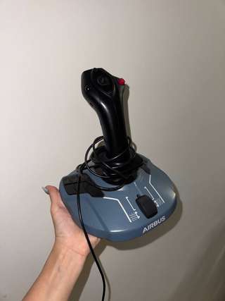 Джойстик Thrustmaster для авиасимулятора