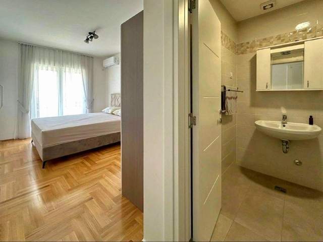 В центральной части Будвы, сдам трехспальный апартамент 🔥 — фото 8 из 10