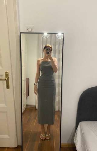 Серый костюм H&M, на юбке сзади разрез, топ завязывается на спине, размер 38 e