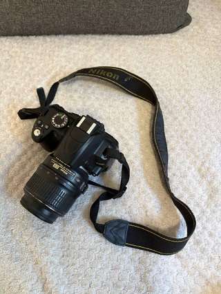 Nikon D3000 с объективом 18–55 мм (крышечки для объектива нет). Б/у, после год
