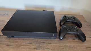 Продаю Xbox One PRO с Kinect 2го поколения и двумя джойстиками