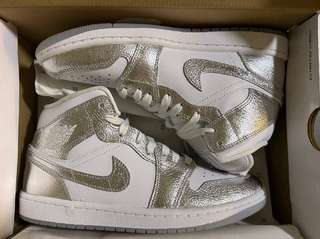 Air Jordan 1MID SE в цвете Metallic Silver