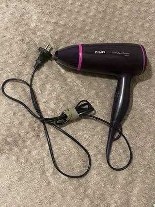 Фен Philips. Поюзанный, но без косяков. В комплекте насадка-конденсатор