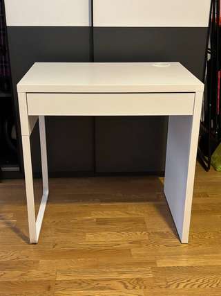 1. БРОНЬ Стол MICKE IKEA - 2500 динар. Состояние хорошее, есть небольшие цветн