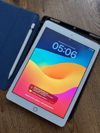 Продается Apple iPad 6 (2018) 32 GB color rose gold и Стилус Apple Pencil (1st